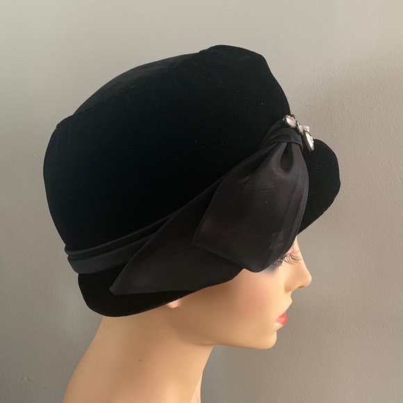 Vintage Accessories - True Vintage Satin and Velvet Cloche Hat Black